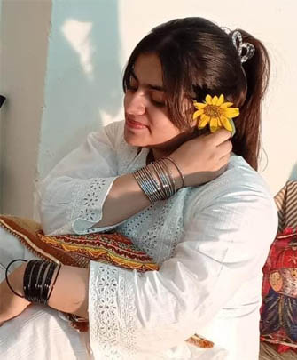 https://oysterartgalleries.com/images/ArtistImages/Momna Rafique.jpeg